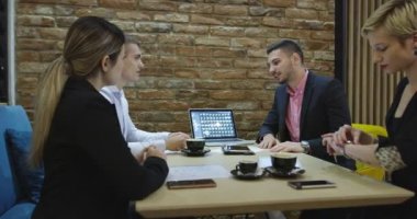 Bir grup genç iş adamı bir masada toplanıp kafede ilginç bir fikri tartıştılar.