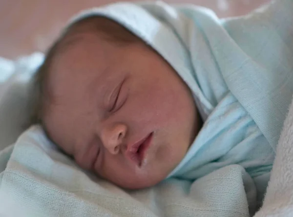 Pasgeboren baby slapen in bed in het ziekenhuis — Stockfoto