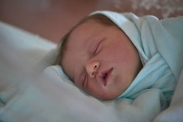 Bebê recém-nascido dormindo na cama no hospital — Fotografia de Stock