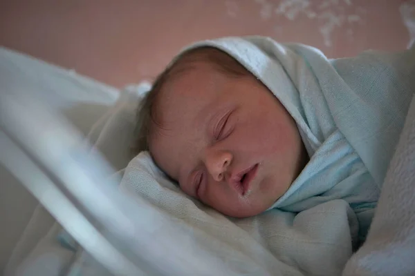 Bebê recém-nascido dormindo na cama no hospital — Fotografia de Stock