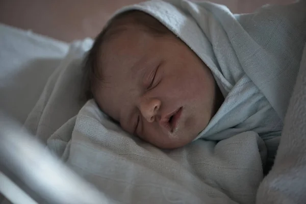 Bebê recém-nascido dormindo na cama no hospital — Fotografia de Stock