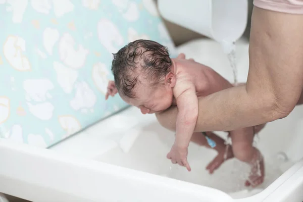 Новонароджена дівчинка приймає першу ванну — стокове фото