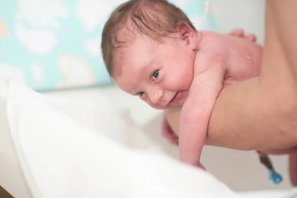 Pasgeboren baby meisje nemen van een eerste bad — Stockfoto