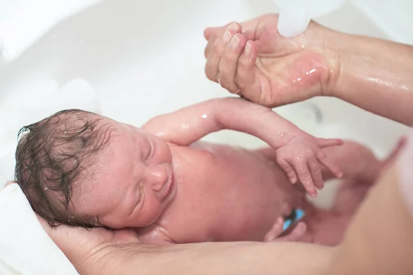 Pasgeboren baby meisje nemen van een eerste bad — Stockfoto
