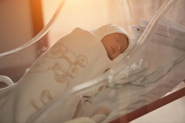 Newborn baby sleeping in bed at hospital — Stock Photo, Image