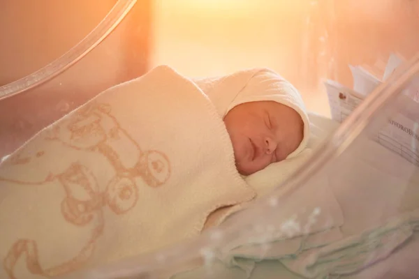 Bebê recém-nascido dormindo na cama no hospital — Fotografia de Stock