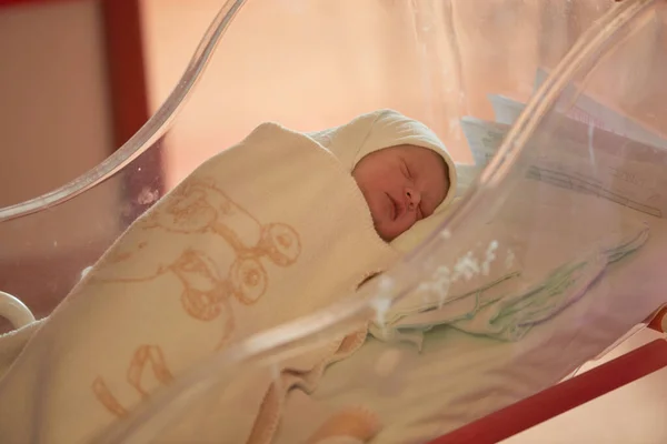 Newborn baby sleeping in bed at hospital — Stock Photo, Image