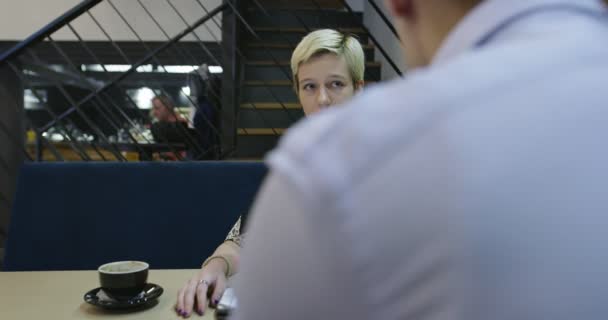 Gruppe junger Geschäftsleute trifft sich und diskutiert kreative Idee im Café — Stockvideo