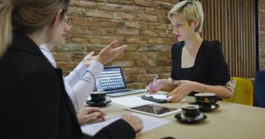 Bir grup genç iş adamı bir masada toplanıp kafede ilginç bir fikri tartıştılar.