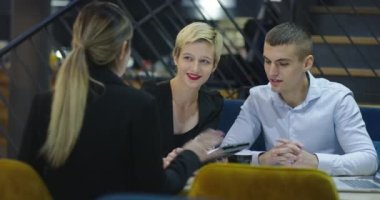 İş arkadaşları kafede birlikte çalışıyor, toplantılar yapıyor ve kahve içiyorlar.