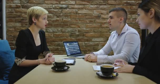 Groep jonge zakenmensen kwamen samen om creatief idee te bespreken in café — Stockvideo
