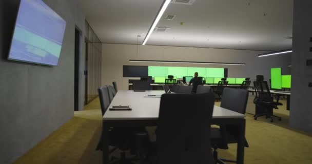 Moderní faclity bezpečnostního nebo dohledového centra s mnoha monitory a cctv kamerami se zeleným plátnem, koncepcí ochrany a bezpečnosti s chromatickým klíčem — Stock video