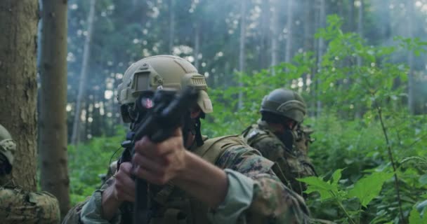 Soldater som håller gevär överfallna i tät fores under dagen, skydda basen med full taktisk team — Stockvideo