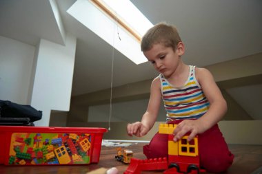 Küçük çocuk yaratıcı oyuncaklarla oynuyor.