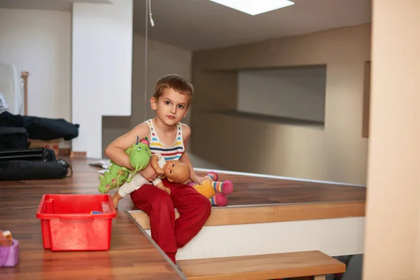 Menino criança brincando com brinquedos criativos — Fotografia de Stock