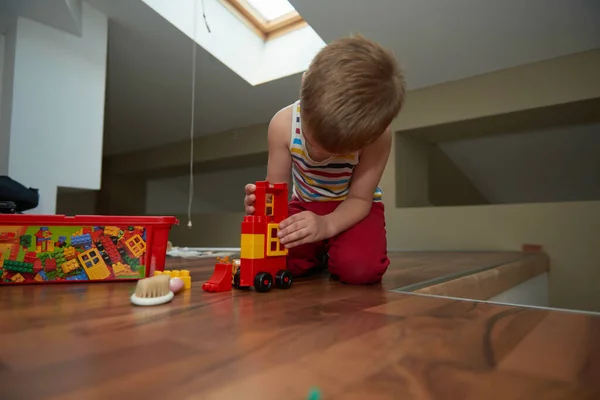 Menino criança brincando com brinquedos criativos — Fotografia de Stock