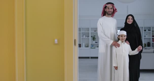 Młoda arabska rodzina z dzieckiem w nowoczesnym domu podczas Ramadan — Wideo stockowe