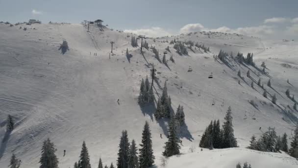 Sunny winter day with fresh snow in ski resort — Stock Video