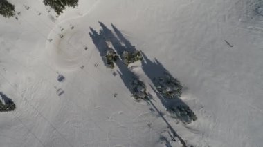 Güneşli kış günü, kayak merkezinde taze kar var.