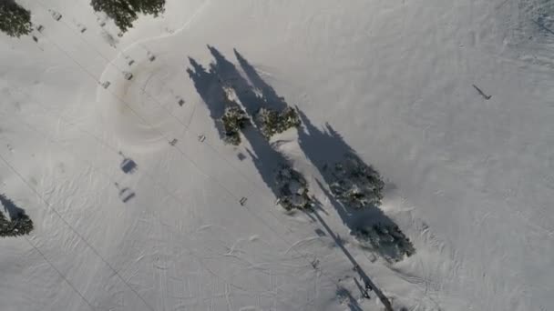 Dia ensolarado de inverno com neve fresca na estação de esqui — Vídeo de Stock