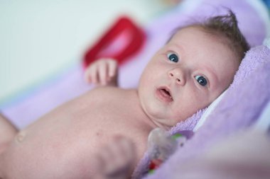 Mutlu yeni doğmuş küçük bebek gülümsüyor