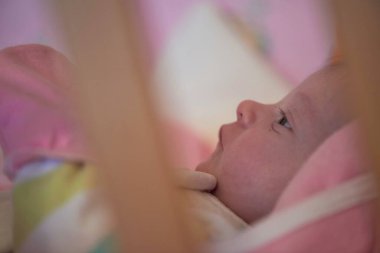 Mutlu yeni doğmuş küçük bebek gülümsüyor