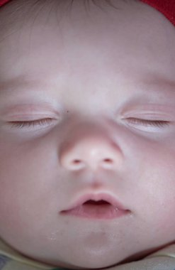 Yeni doğmuş bebek evde uyuyor.