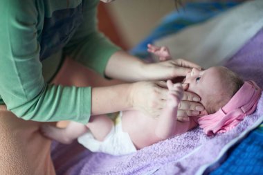 Mutlu yeni doğmuş küçük bebek gülümsüyor