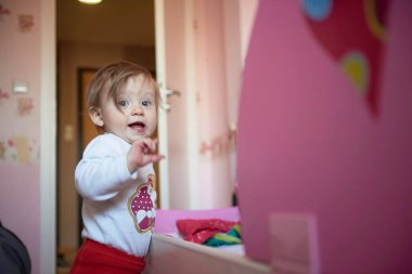 Sevimli küçük bir bebek ve ilk adımlarını atıyor.