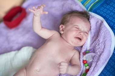 Mutlu yeni doğmuş küçük bebek gülümsüyor