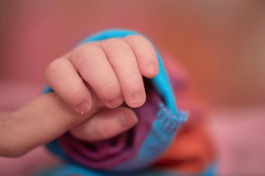 Anne evde bebekle oynuyor.