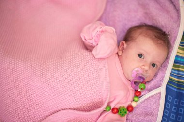 Mutlu yeni doğmuş küçük bebek gülümsüyor