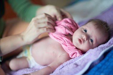 Mutlu yeni doğmuş küçük bebek gülümsüyor