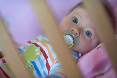 Sevimli yeni doğmuş bebek gülümsüyor