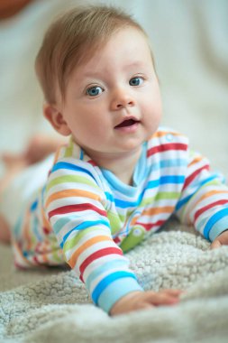 Sevimli yeni doğmuş bebek gülümsüyor