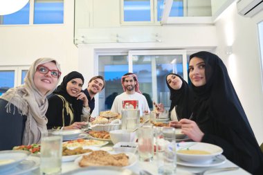 Müslüman aile Ramazan ayında iftar ediyor.