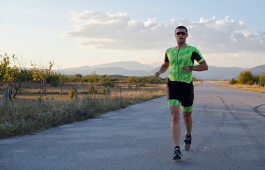 Triatlon sporcusu sabah treninde koşuyor.