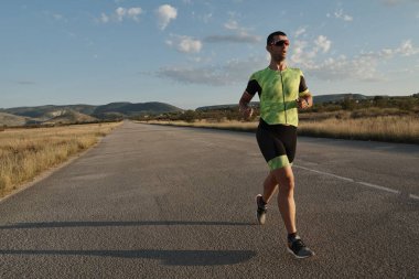 Triatlon sporcusu sabah treninde koşuyor.