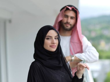 Balkonda genç Müslüman bir çiftin portresi