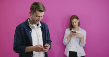 Kıskanç bir kavram, kız arkadaşı telefonda mesajlaşırken erkek arkadaşının telefon kullanması.