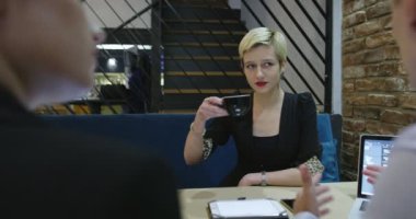 Bir grup genç iş adamı bir araya gelerek kafeteryada yaratıcı fikirleri tartıştılar.