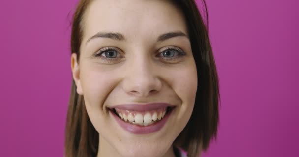 Mujer joven sobre fondo rosa aislado sonriendo y divirtiéndose — Vídeos de Stock