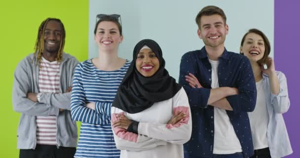 多様性学生の友達幸福の概念,色の背景上のカメラを見て学生のグループ — ストック動画