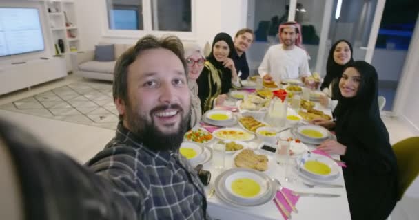 Eid Mubarak Família muçulmana jantando Iftar tirando fotos com celular enquanto come comida tradicional durante o mês de festa do Ramadã em casa — Vídeo de Stock