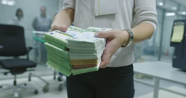 Účetní vybírá různé typy bankovek poté, co je počítacím strojem počítán — Stock video