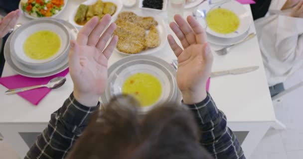 Eid Mubarak musulmanes orando antes de la cena iftar. Comer comida tradicional durante el mes de fiesta del Ramadán en casa. — Vídeos de Stock