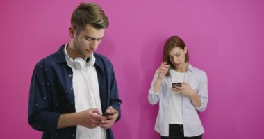 Kıskanç bir kavram, kız arkadaşı telefonda mesajlaşırken erkek arkadaşının telefon kullanması.