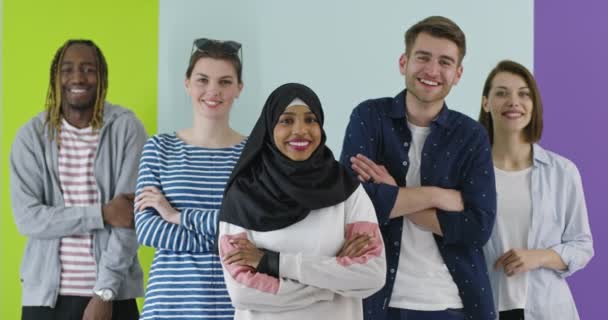 多様性学生の友達幸福の概念,色の背景上のカメラを見て学生のグループ — ストック動画