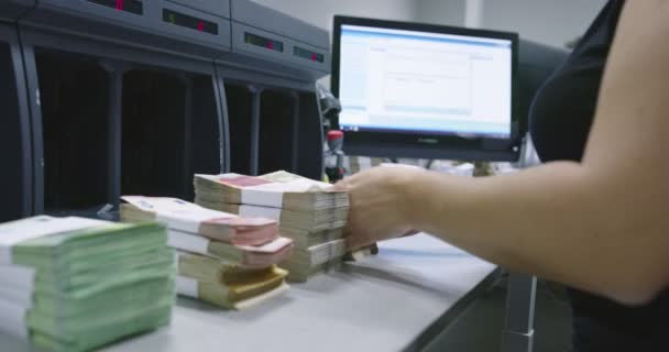 İnsanlar, finans ve nakit kavramı - banka bürosundaki veya döviz alım satımındaki elektronik para sayma makinesiyle dolar sayan tezgahtar — Stok video