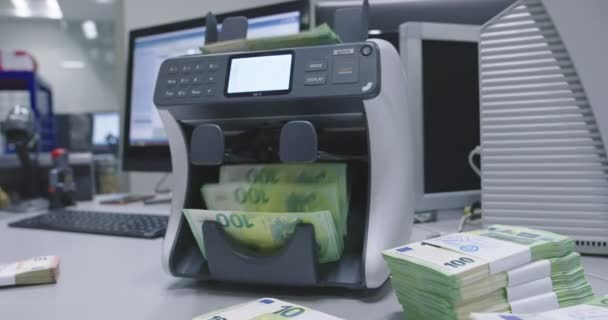 Contable retirando varios tipos de billetes en efectivo después de ser contados por la máquina contadora — Vídeo de stock